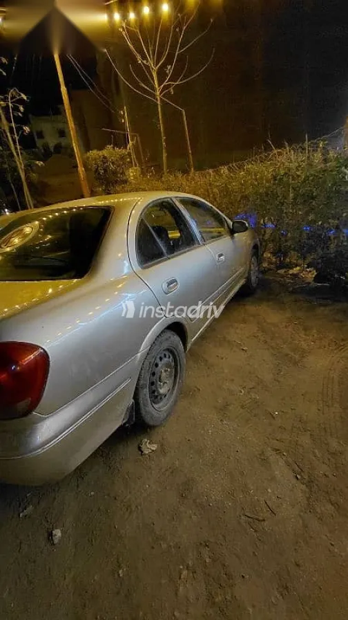 نيسان صنى 2004 ذهبي مستعملة للبيع - 1