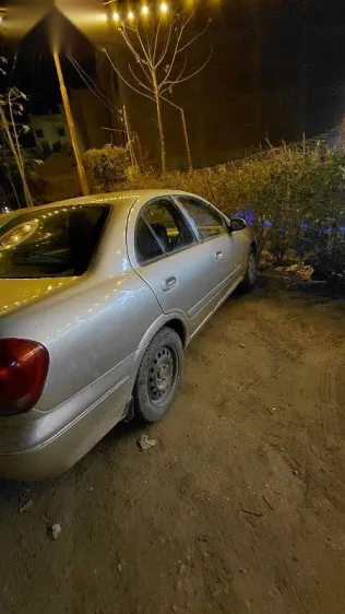 نيسان صنى 2004 ذهبي مستعملة للبيع