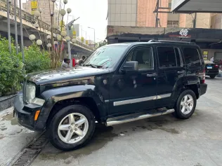 جيب شيروكي 2010 أسود مستعملة للبيع