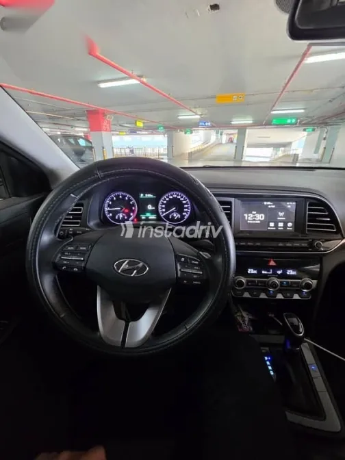 هيونداي إلنترا 2025 رمادي مستعملة للبيع - 1