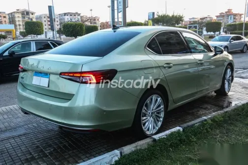 سكودا سوبيرب 2025 أخضر جديدة للبيع - 4