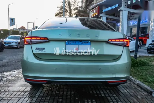 سكودا سوبيرب 2025 أخضر جديدة للبيع - 6