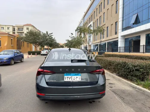 سكودا اوكتافيا A8 2021 أبيض مستعملة للبيع - 7