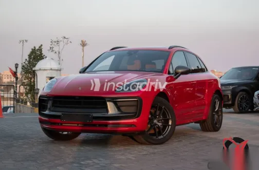 بورش ماكان 2023 أحمر مستعملة للبيع - 1