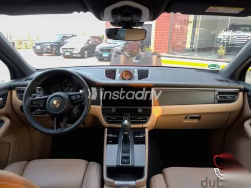 بورش ماكان 2023 أحمر مستعملة للبيع - 6