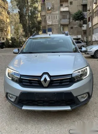 رينو سانديرو 2023 فضي مستعملة للبيع