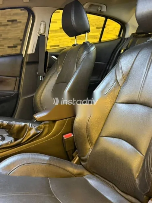 مازدا 3 2018 فضي مستعملة للبيع - 4