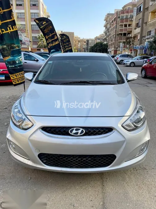 هيونداي اكسنت 2025 فضي مستعملة للبيع - 1