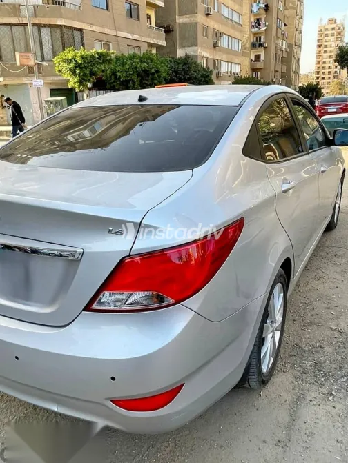 هيونداي اكسنت 2025 فضي مستعملة للبيع - 2