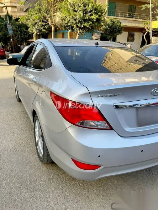 هيونداي اكسنت 2025 فضي مستعملة للبيع - 3