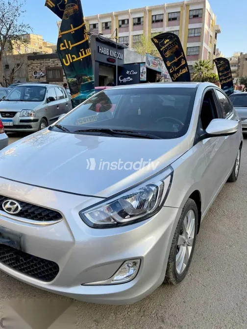 هيونداي اكسنت 2025 فضي مستعملة للبيع - 4