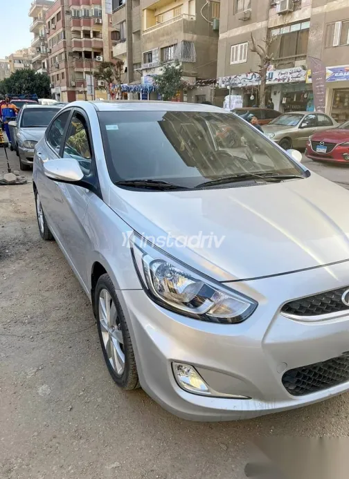 هيونداي اكسنت 2025 فضي مستعملة للبيع - 5