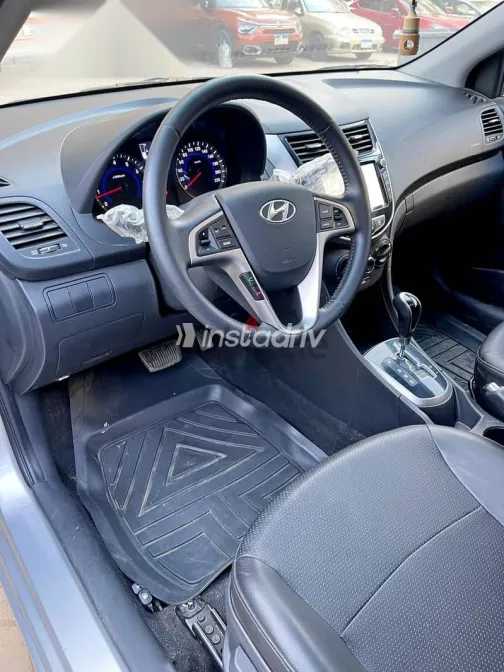 هيونداي اكسنت 2025 فضي مستعملة للبيع - 6