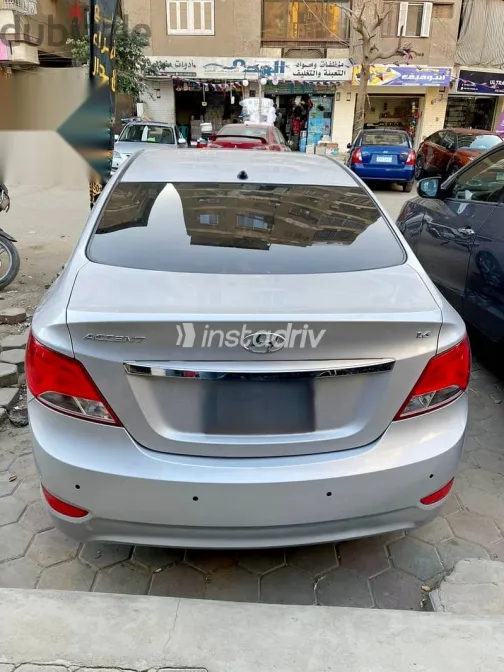 هيونداي اكسنت 2025 فضي مستعملة للبيع - 9