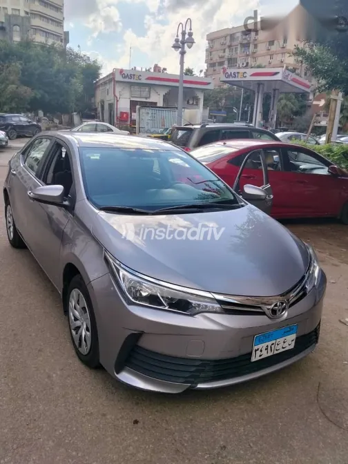 تويوتا كورولا 2018 رمادي مستعملة للبيع - 1