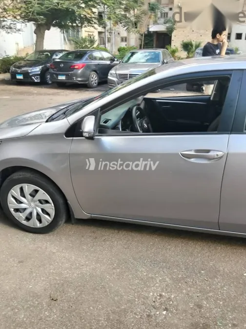 تويوتا كورولا 2018 رمادي مستعملة للبيع - 3