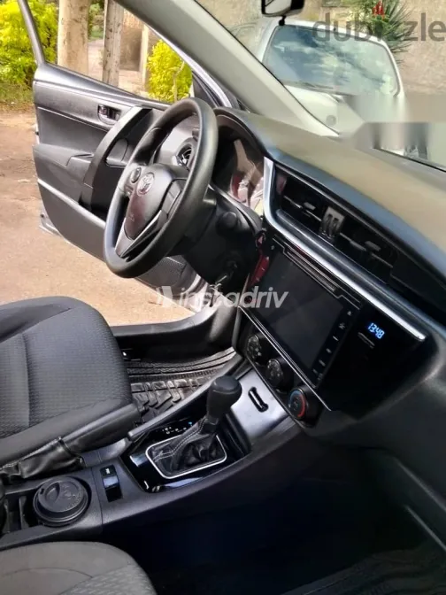 تويوتا كورولا 2018 رمادي مستعملة للبيع - 5