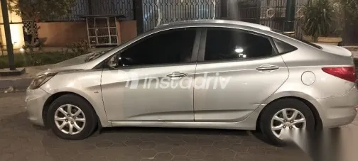 هيونداي اكسنت 2012 فضي مستعملة للبيع - 1