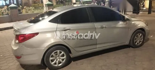 هيونداي اكسنت 2012 فضي مستعملة للبيع - 2