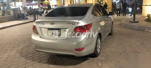 هيونداي اكسنت 2012 فضي مستعملة للبيع - 4