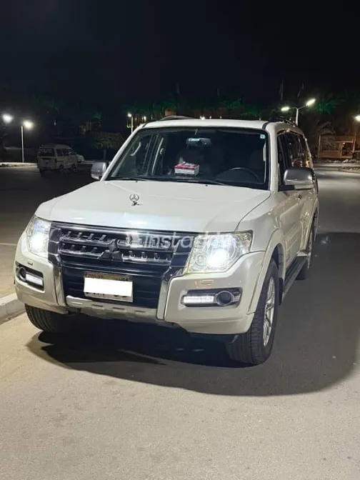 ميتسوبيشي باجيرو 2014 أبيض مستعملة للبيع - 1