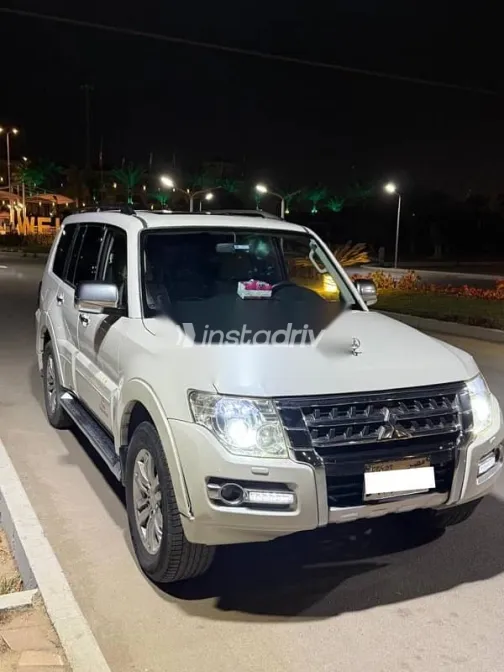 ميتسوبيشي باجيرو 2014 أبيض مستعملة للبيع - 2