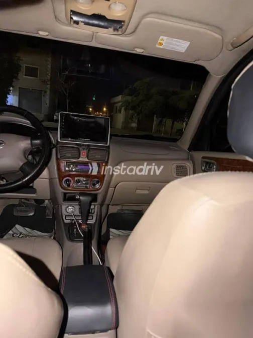 نيسان صنى 2010 ذهبي مستعملة للبيع - 2