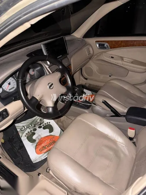 نيسان صنى 2010 ذهبي مستعملة للبيع - 4