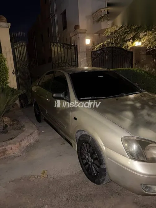 نيسان صنى 2010 ذهبي مستعملة للبيع - 6