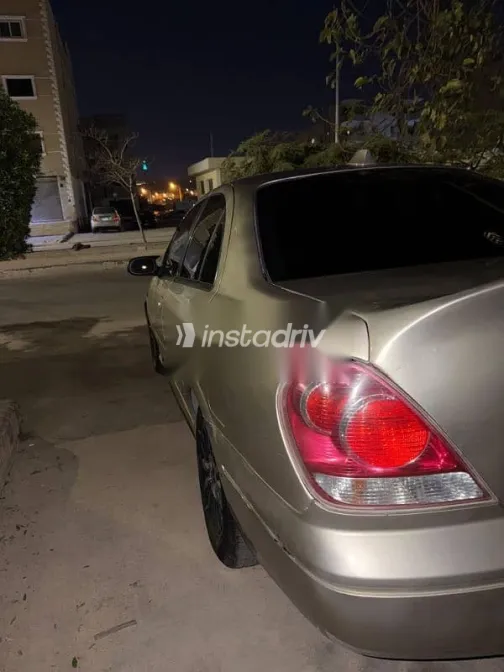 نيسان صنى 2010 ذهبي مستعملة للبيع - 9