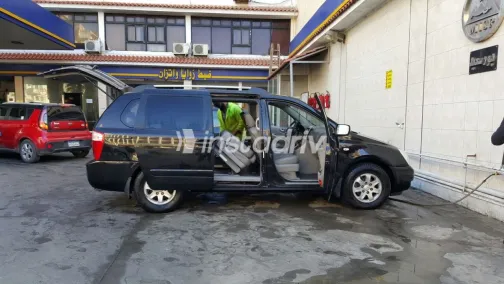 كيا كارنفال 2006 أبيض مستعملة للبيع - 1