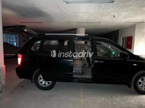 كيا كارنفال 2006 أبيض مستعملة للبيع - 3