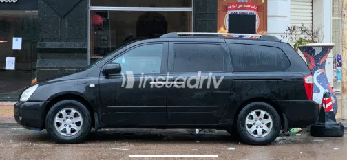 كيا كارنفال 2006 أبيض مستعملة للبيع - 4