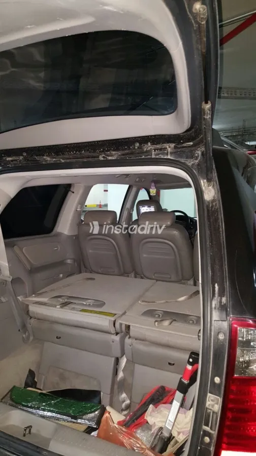 كيا كارنفال 2006 أبيض مستعملة للبيع - 7