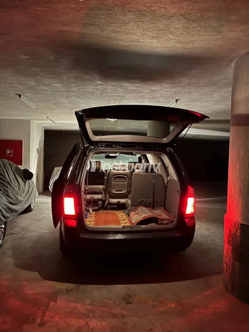 كيا كارنفال 2006 أبيض مستعملة للبيع - 9