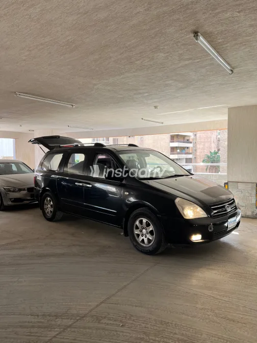 كيا كارنفال 2006 أبيض مستعملة للبيع - 10