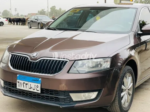 سكودا اوكتافيا A7 2016 أبيض مستعملة للبيع - 1