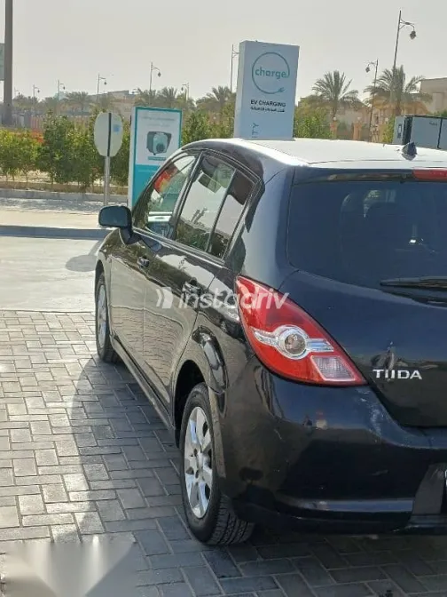 نيسان تيدا 2010 أسود مستعملة للبيع - 1