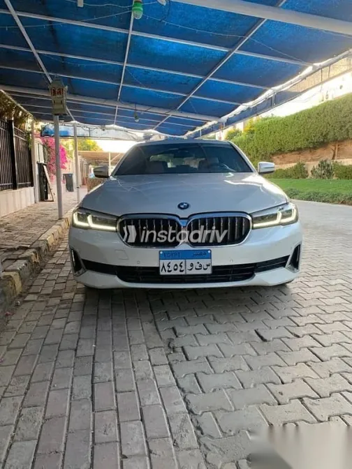 بي ام دبليو 520 2023 أبيض مستعملة للبيع - 3