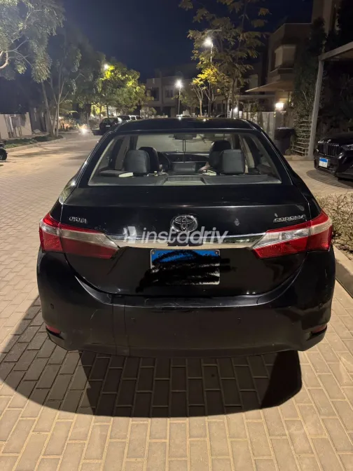 تويوتا كورولا 2015 أبيض مستعملة للبيع - 2