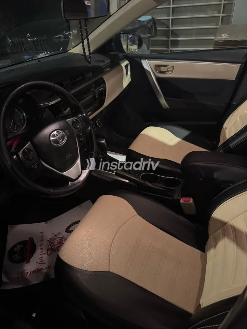 تويوتا كورولا 2015 أبيض مستعملة للبيع - 3