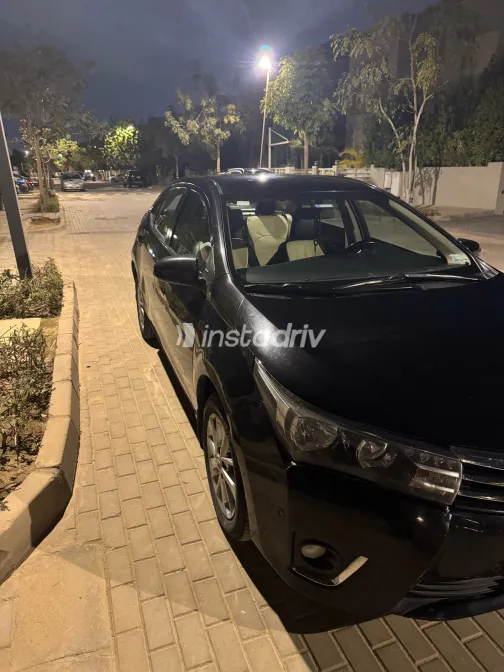 تويوتا كورولا 2015 أبيض مستعملة للبيع - 4