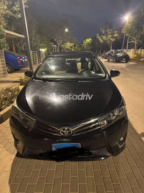 تويوتا كورولا 2015 أبيض مستعملة للبيع - 5