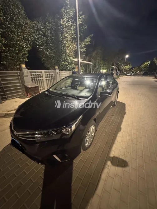 تويوتا كورولا 2015 أبيض مستعملة للبيع - 6