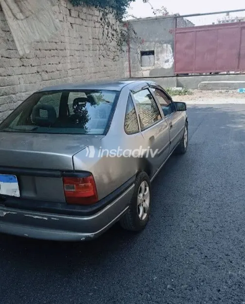 اوبل فيكترا 1995 فضي مستعملة للبيع - 2