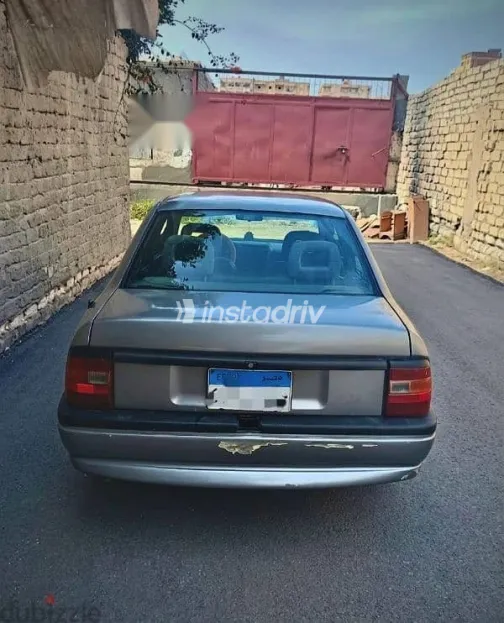 اوبل فيكترا 1995 فضي مستعملة للبيع - 4