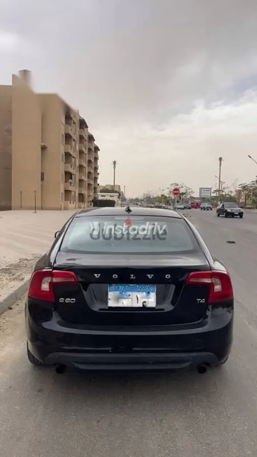 فولفو S60 2012 أسود مستعملة للبيع - 1