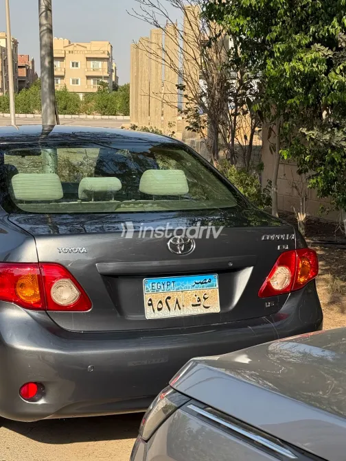 تويوتا كورولا 2010 أبيض مستعملة للبيع - 1