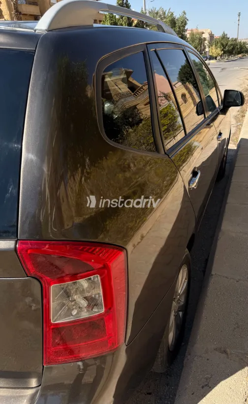 كيا كارينز 2013 أبيض مستعملة للبيع - 1