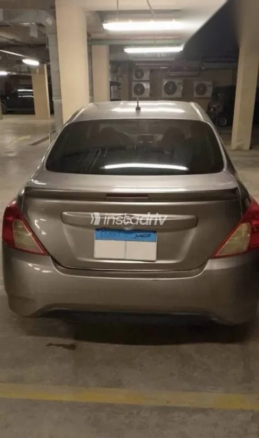 نيسان صنى 2017 ذهبي مستعملة للبيع - 1